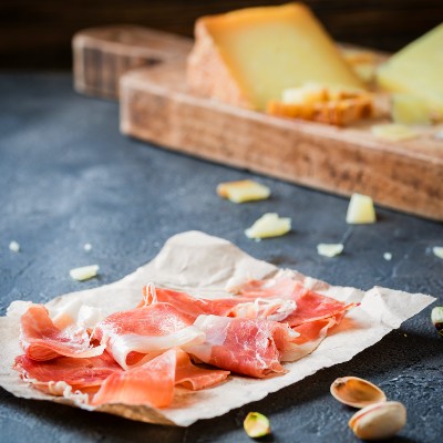 Maestro Jamonero cutting Jamón Pata Negra